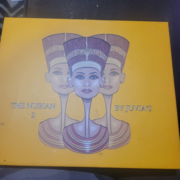 Tons of makeup - Picture 5 of 16